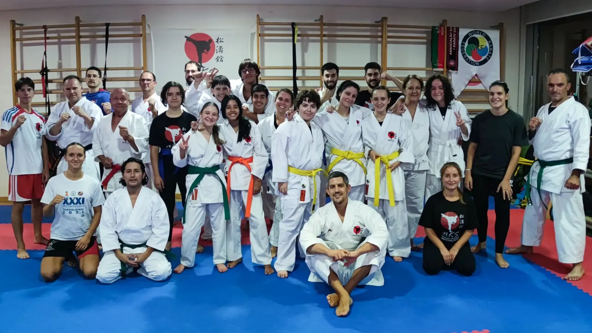 Fotografia de grupo de atletas e treinadores do NKS no dojo