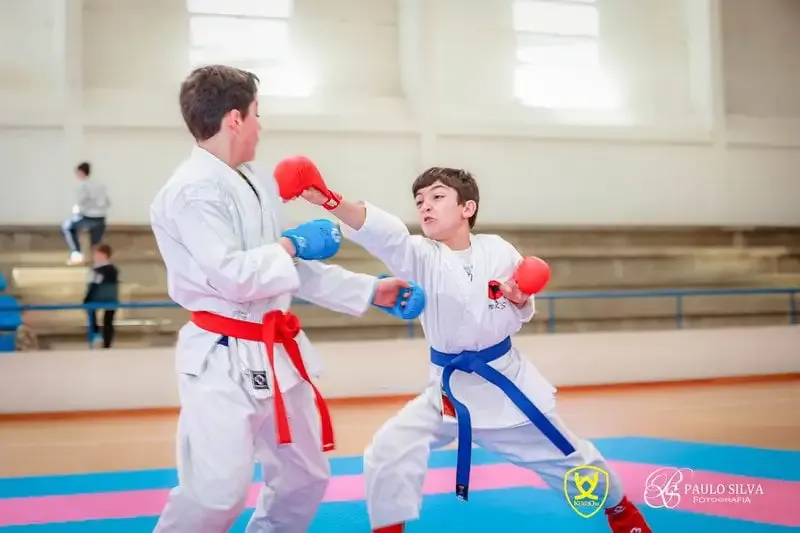 Dois jovens atletas em combate de kumite