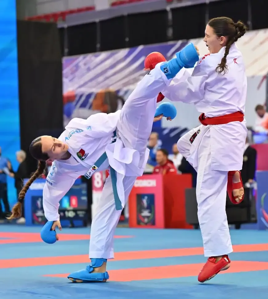 Duas atletas em combate de kumite numa competição internacional
